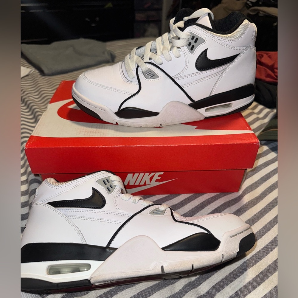 Air Flight 89s Black/White Youth 7/Women’s 8.5 (lightly used)